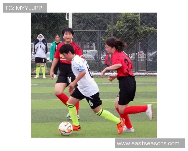 足球明星激情瞬间亲吻球场展现热爱与荣耀的动人时刻 足球明星激情瞬间亲吻球场展现热爱与荣耀的动人时刻